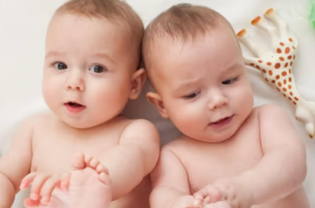 في حالة نادرة .. فتاة تنجب توأمان لأبوين مختلفين